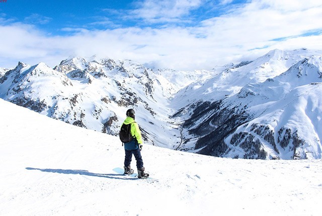 Val d'Isere snowboarder, FR.