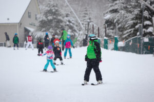 Group of kids learning to ski with a ski instructor