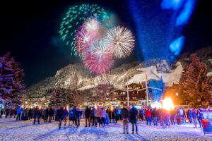 Fireworks at night over Aspen for Wintersköl